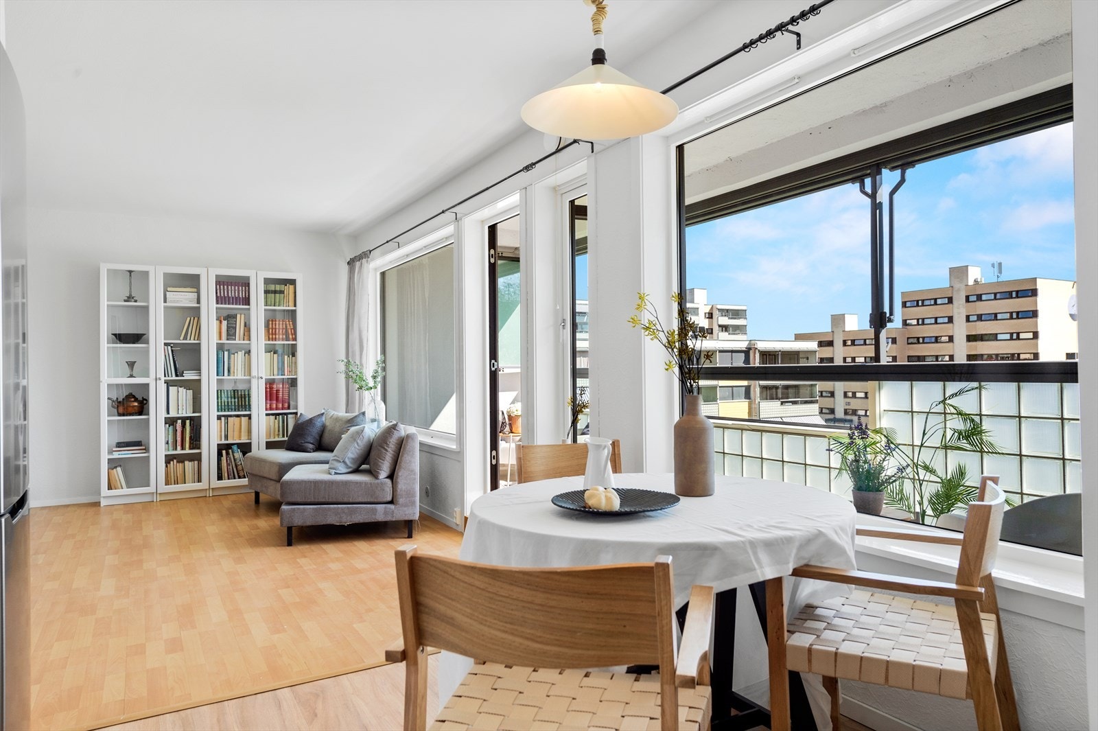 Mange store og sydvendte vinduer gir fint lysinnslipp. Galleribilde