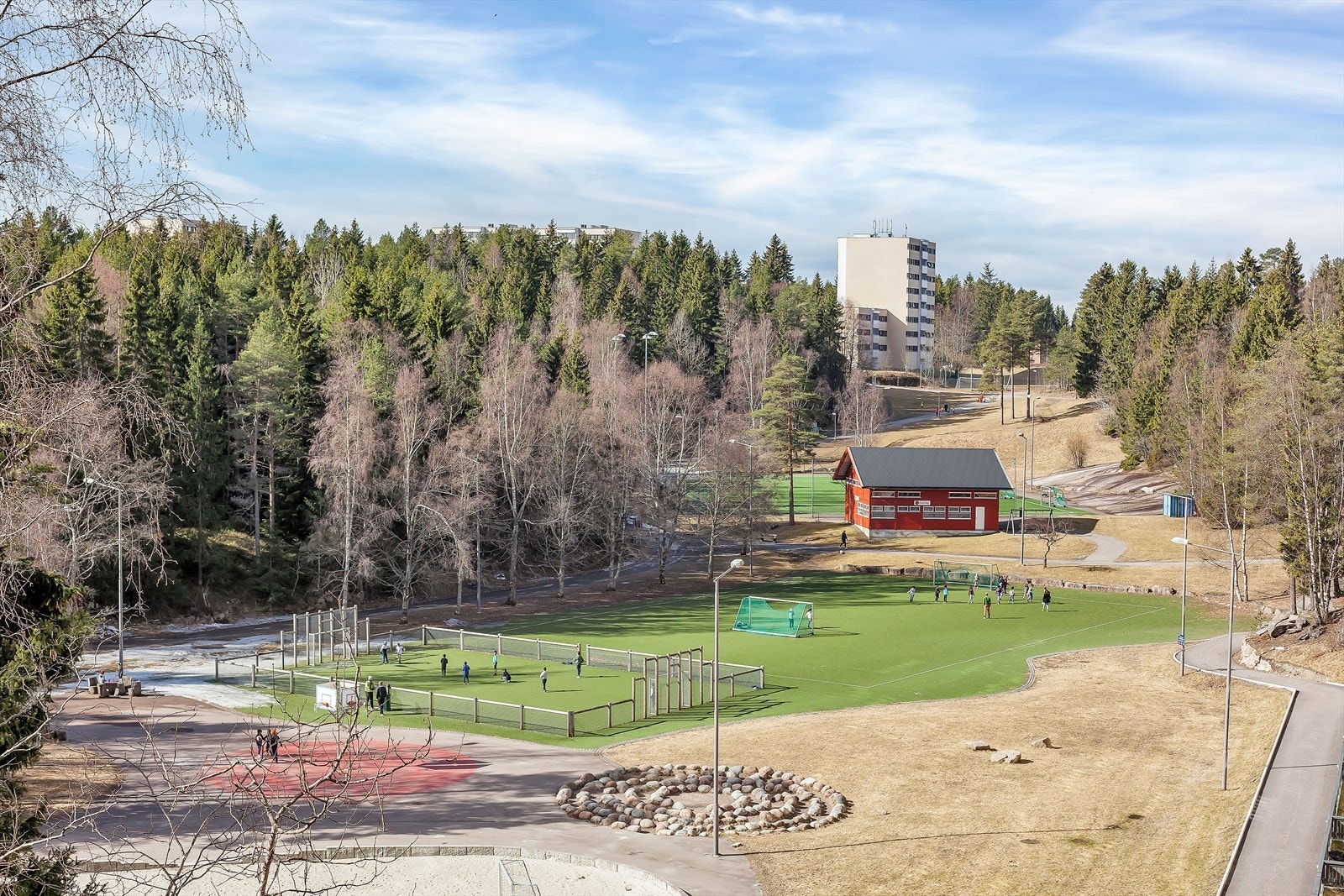 Romsås har flere idrettsplasser og et rikt og variert aktivitetstilbud for barn. Galleribilde