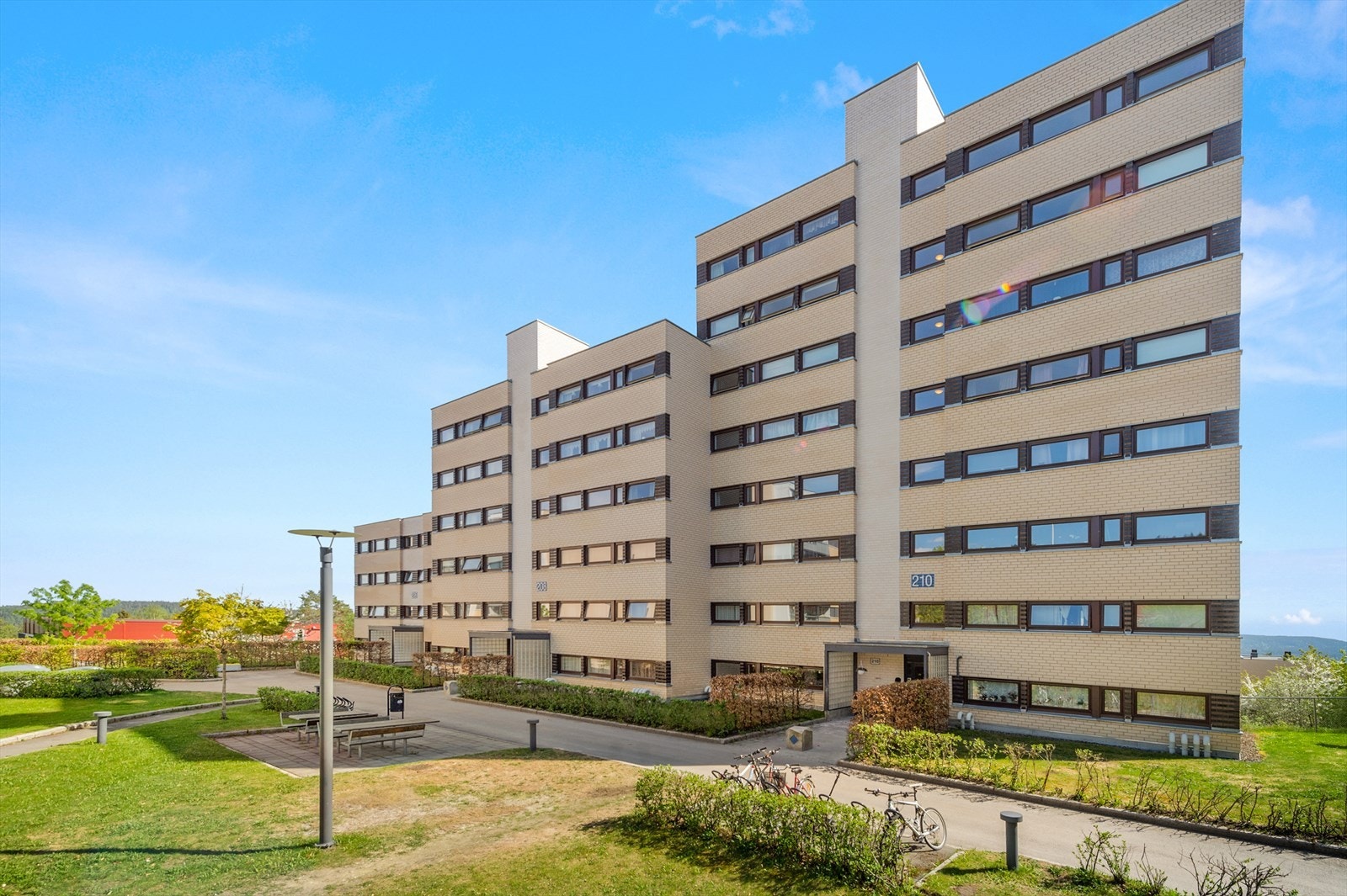 Odvar Solbergs vei 210 har en luftig å god plassering og er omgitt av solrike og barnevennlige fellesområder. Galleribilde