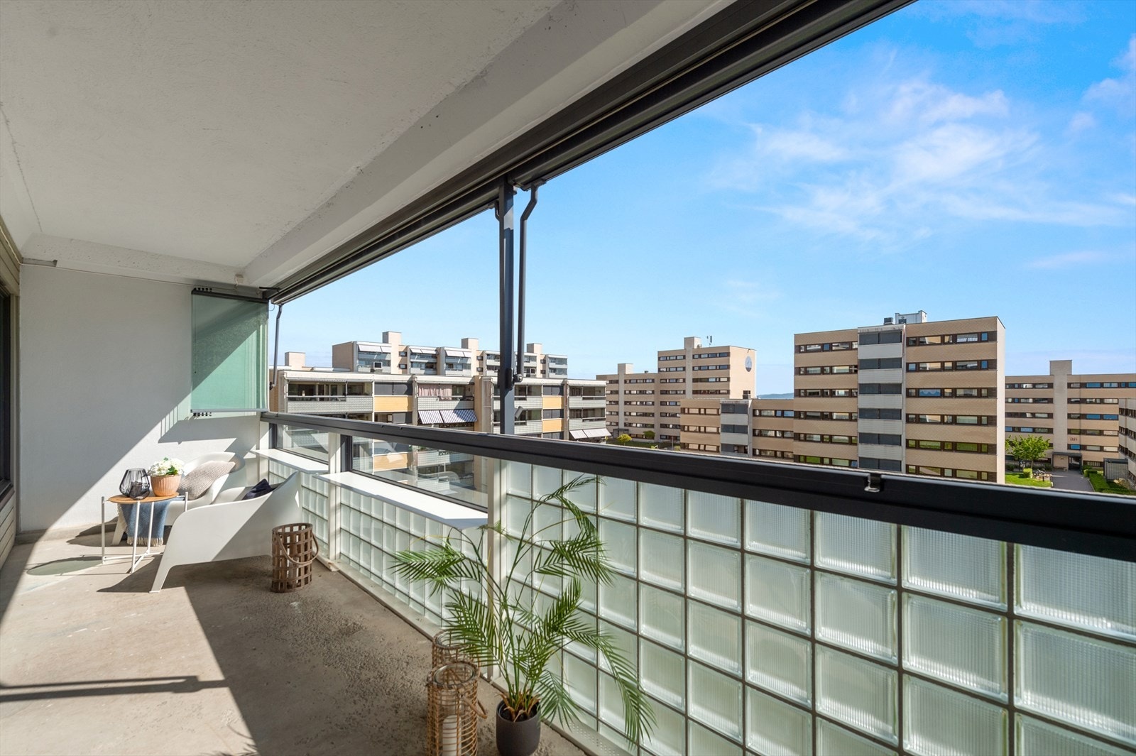 Balkongen har skyvbare glass som kan trekkes for og skjerme uteplassen på kjølige dager. Galleribilde