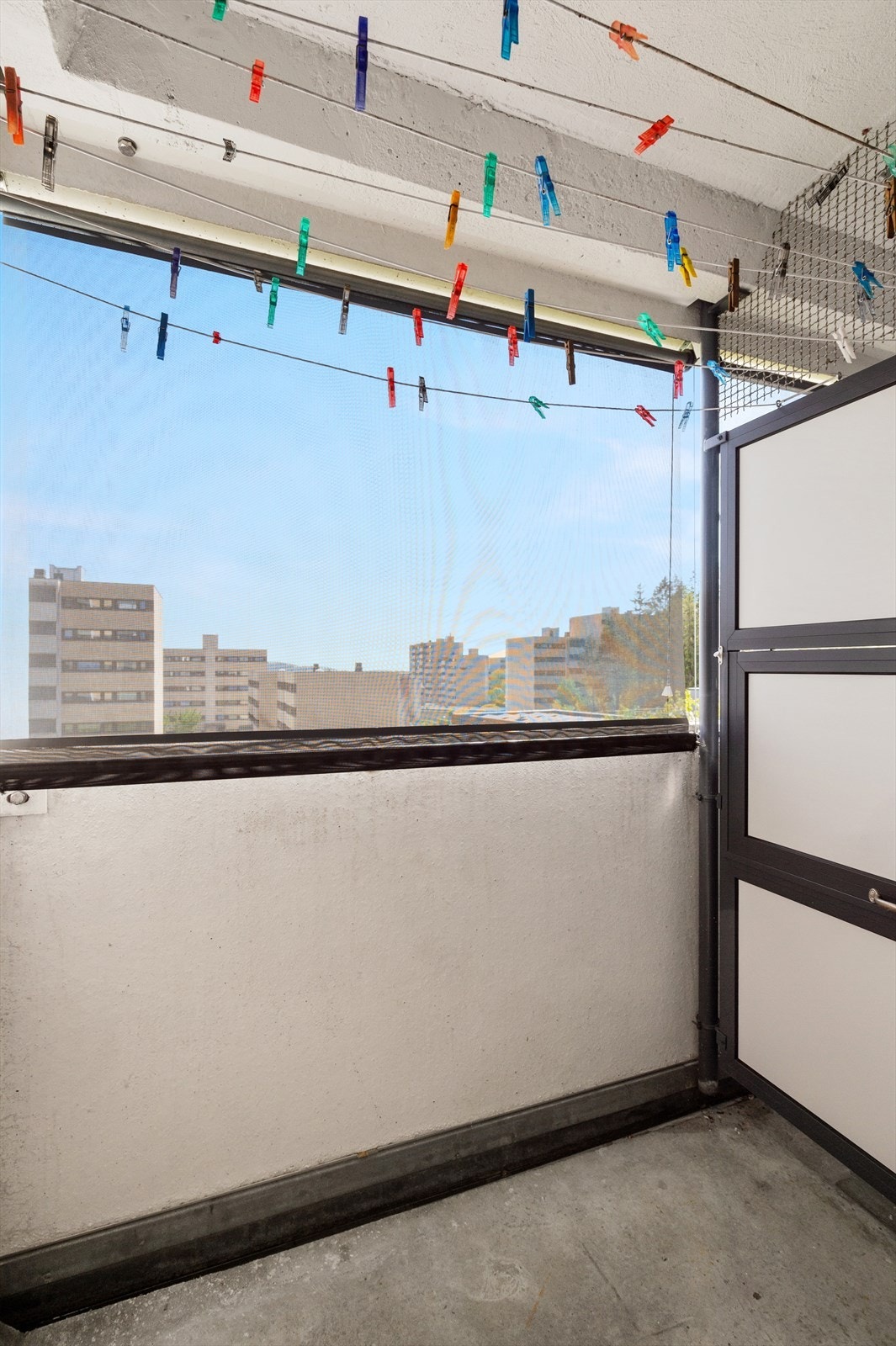 Luftebalkong på 2 m2 utenfor kjøkken. Velegnet for tørking av tøy. Galleribilde