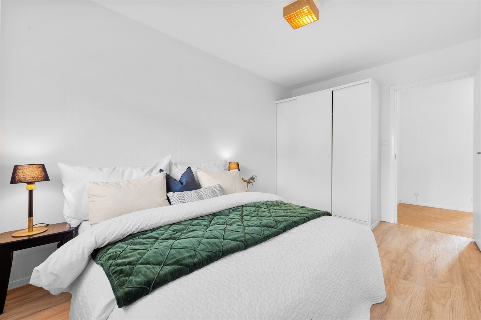 Romslig hovesoverom med garderobe. Galleribilde