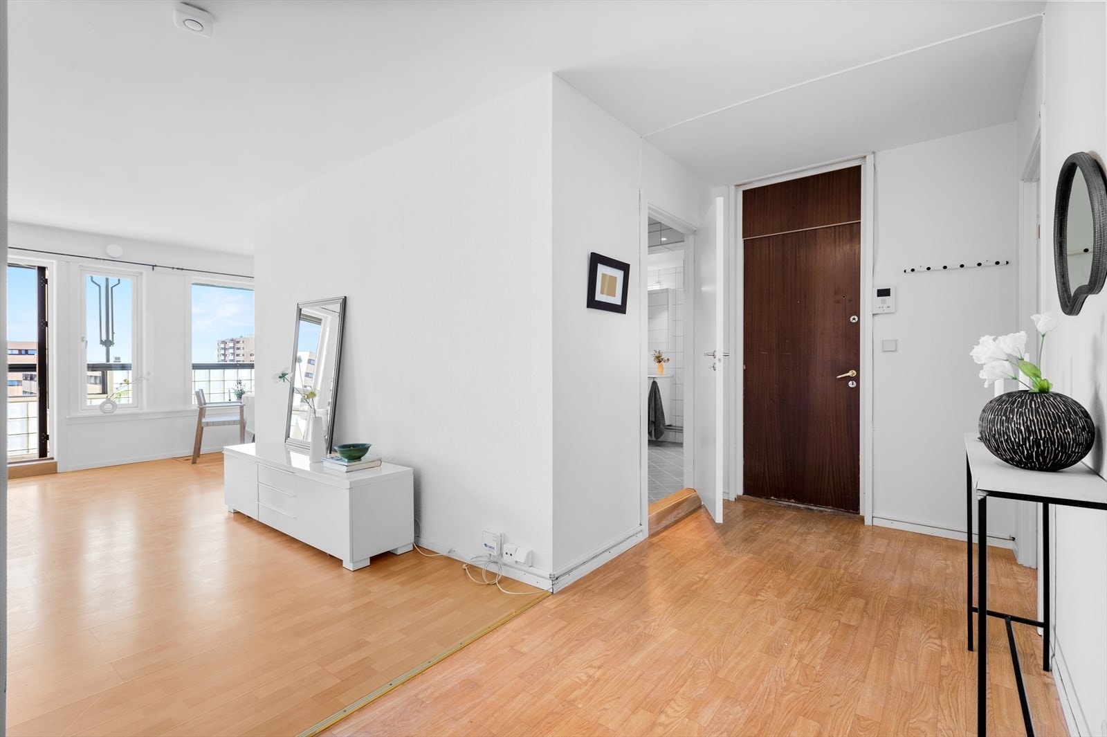 Romslig entré med god plass til yttertøy. Galleribilde