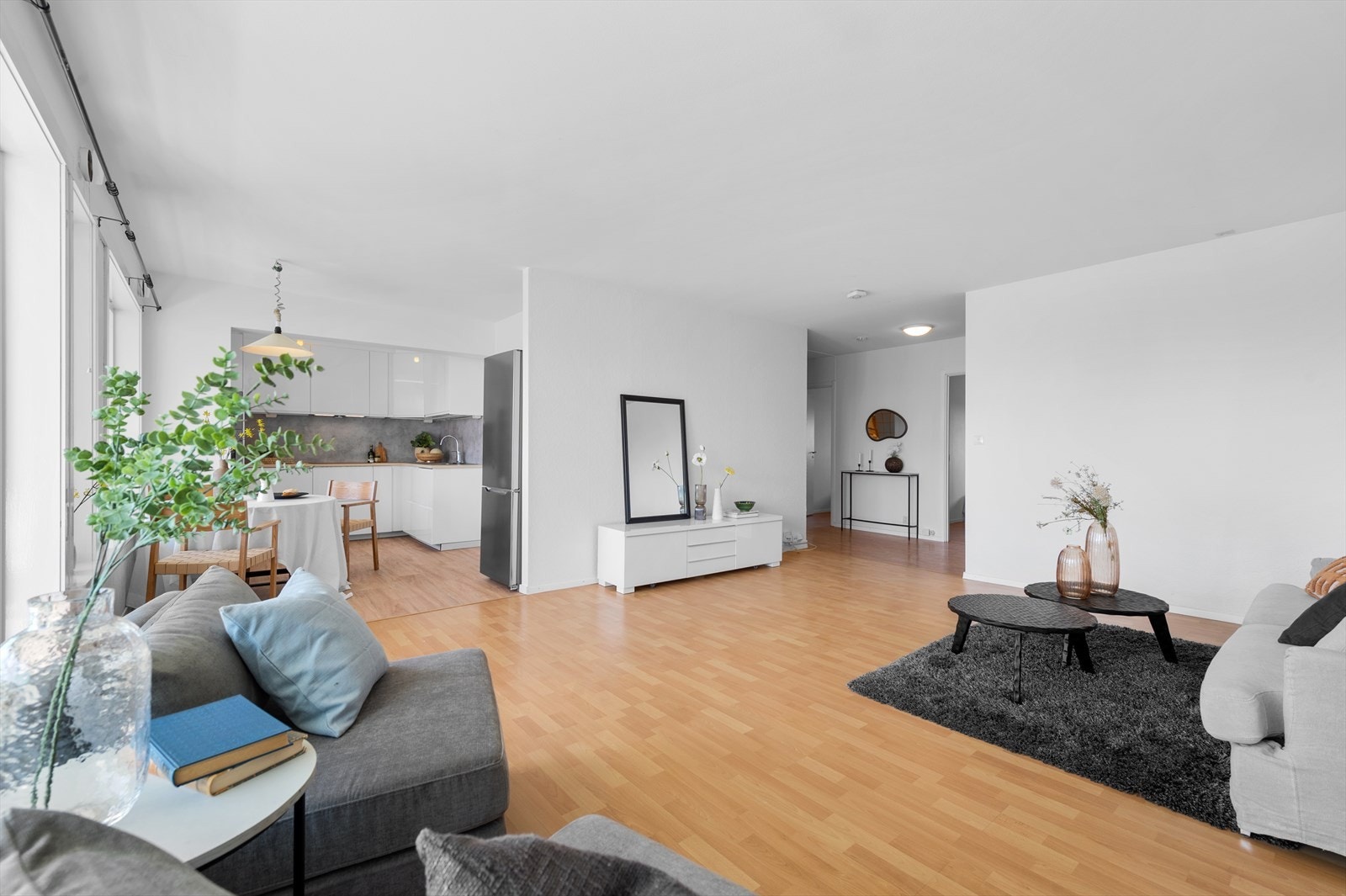 Kjøkkenet ligger tilbaketrukket i delvis åpen løsning med stuen. Er det ønskelig med separat kjøkken kan det deles av fra stuen ved å sette opp en lettvegg. Galleribilde