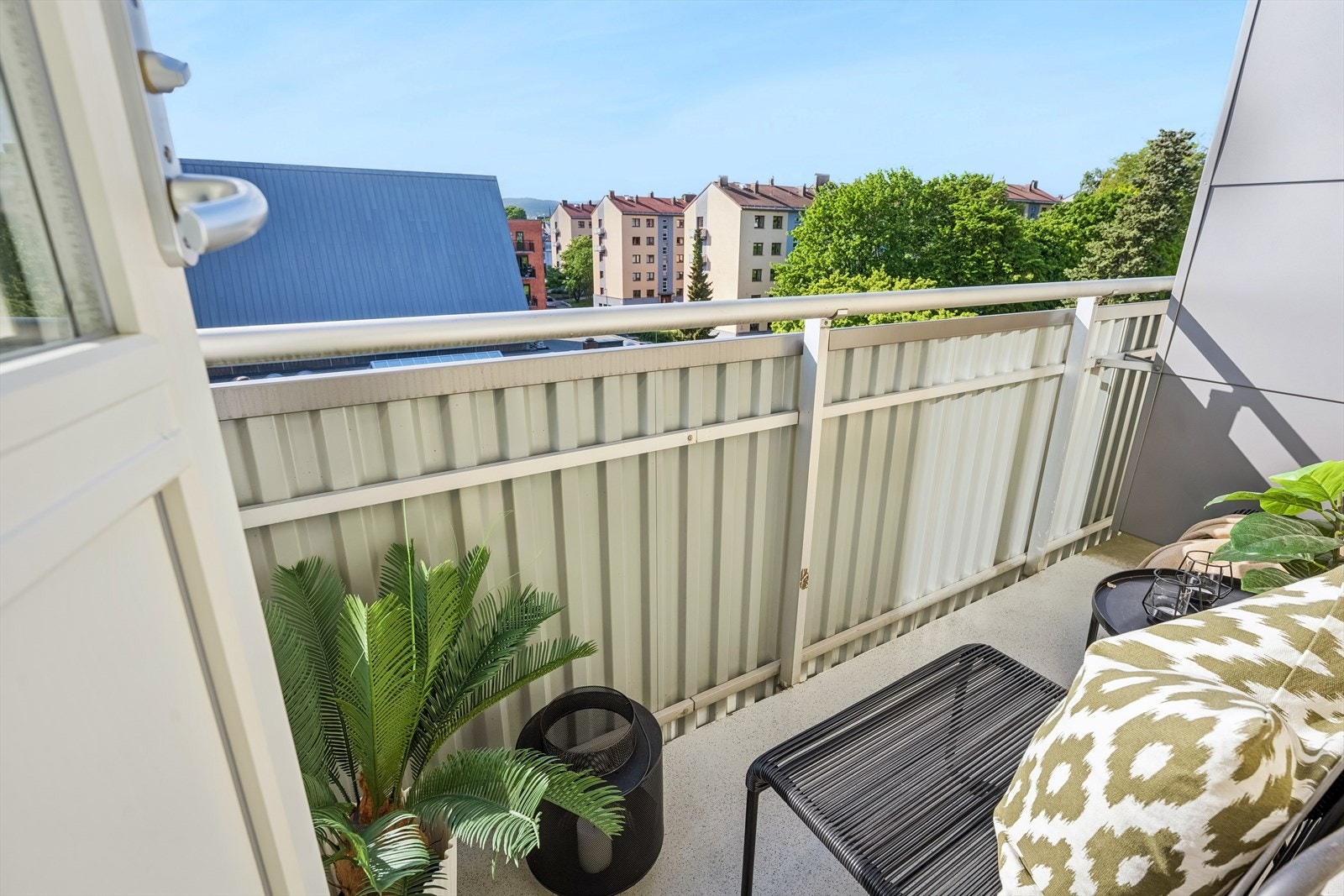 Den vestvendte balkongen er på ca. 4 m² og har god plass til en sittegruppe Galleribilde