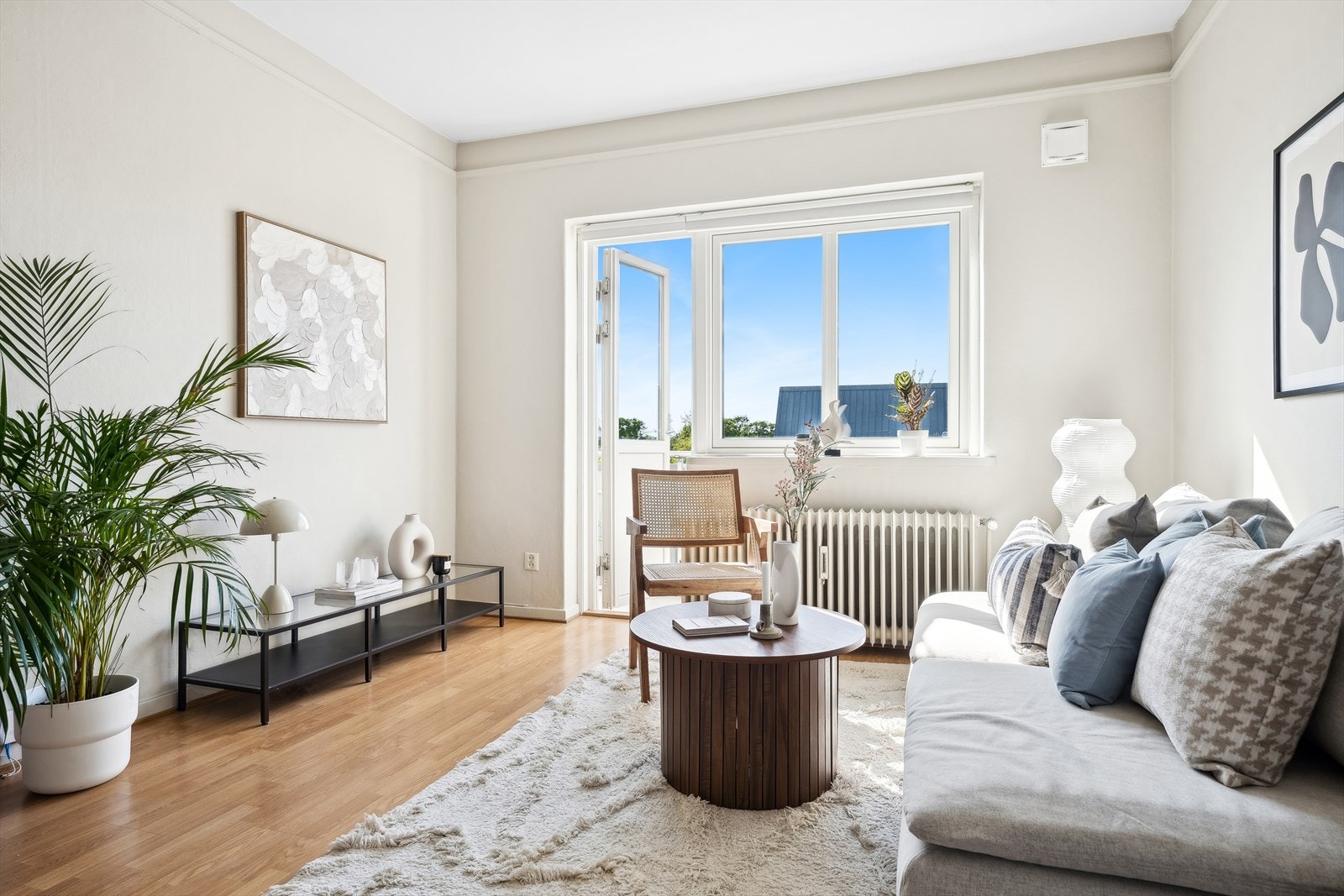 Veggflatene er malt opp i en behagelig og tidsriktig sandtone Galleribilde