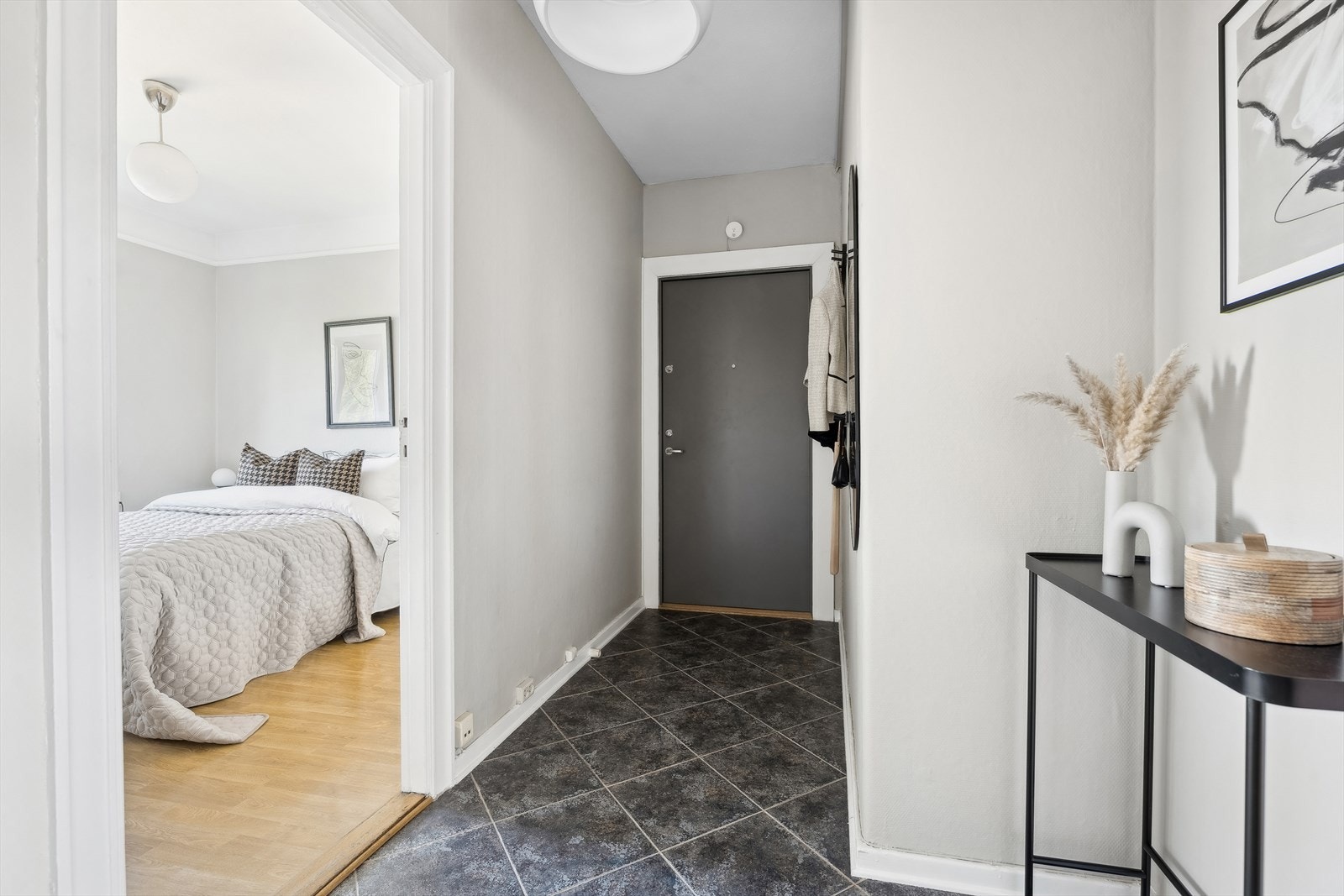 Her er det god plass for å henge fra seg yttertøyet, og samtidig kan det enkelt møbleres med feks. en fin skjenk, for å skape et tiltalende inngangsparti Galleribilde