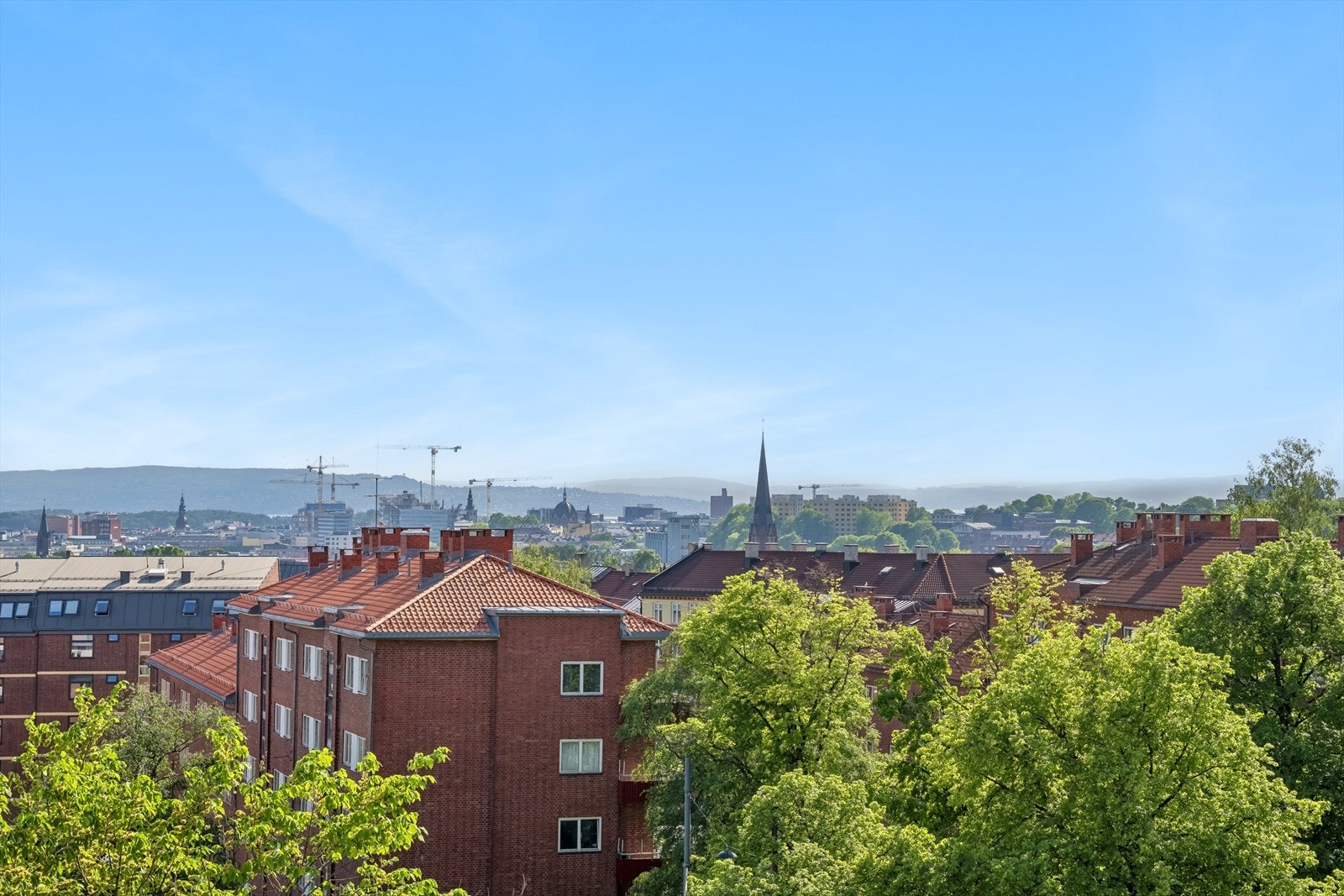 Nydelig utsikt mot Oslo-by, og man kan også skimte deler av fjorden Galleribilde