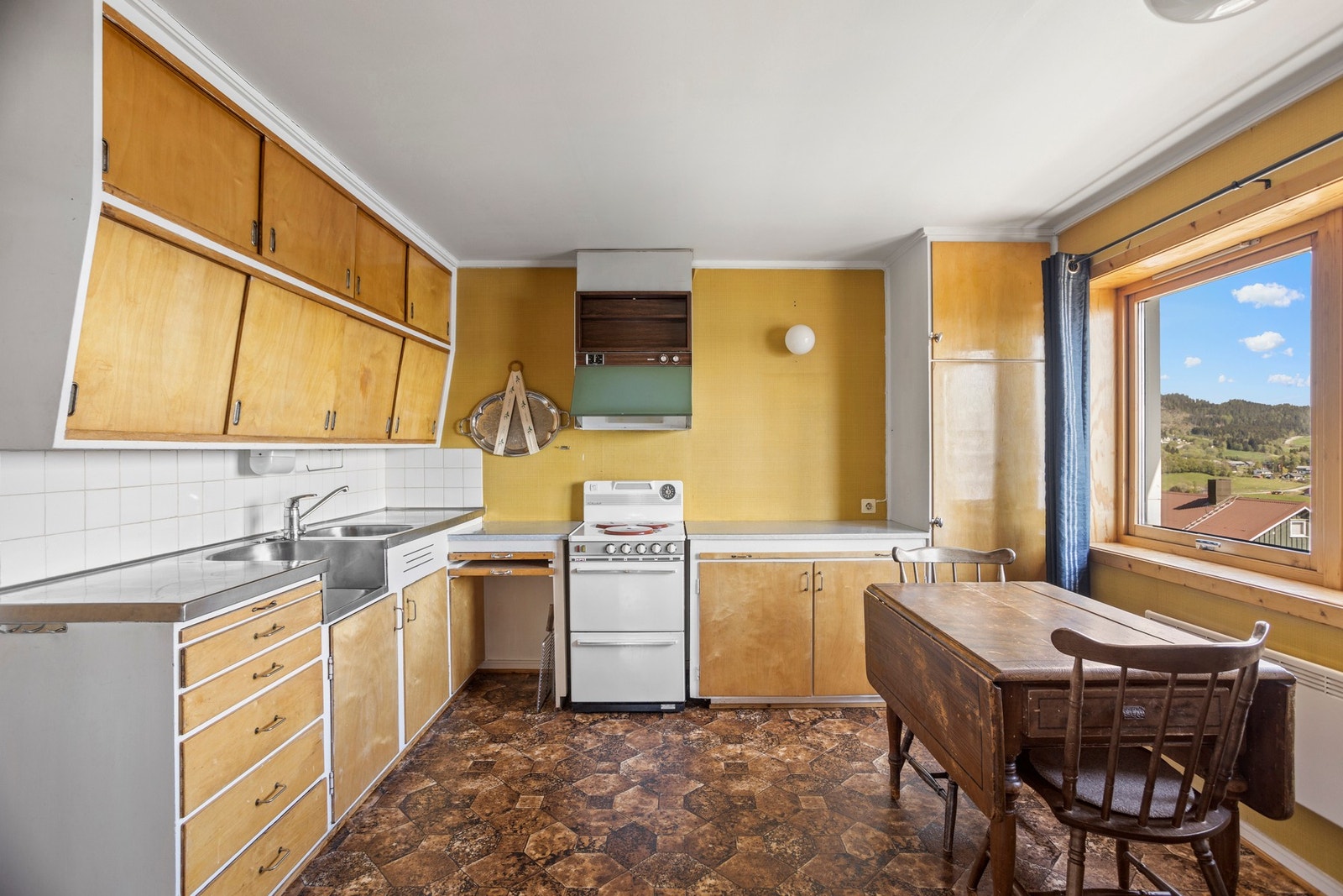 Kjøkken - 13 kvm. Innredning med avsatt plass for hvitevarer. Galleribilde