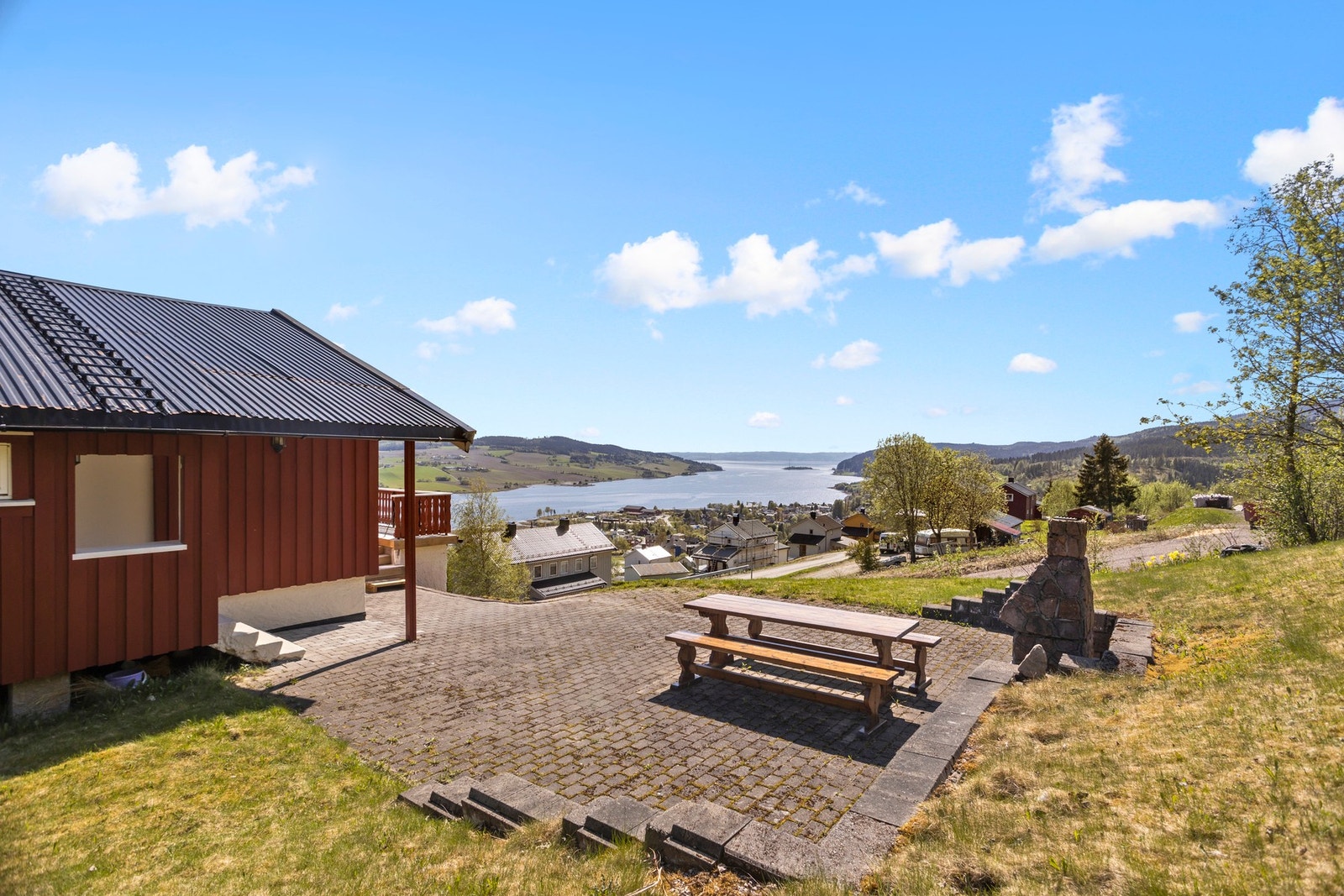 Det steinlagte uteområdet har også en peis, her kan man nyte sene sommerkvelder! Galleribilde