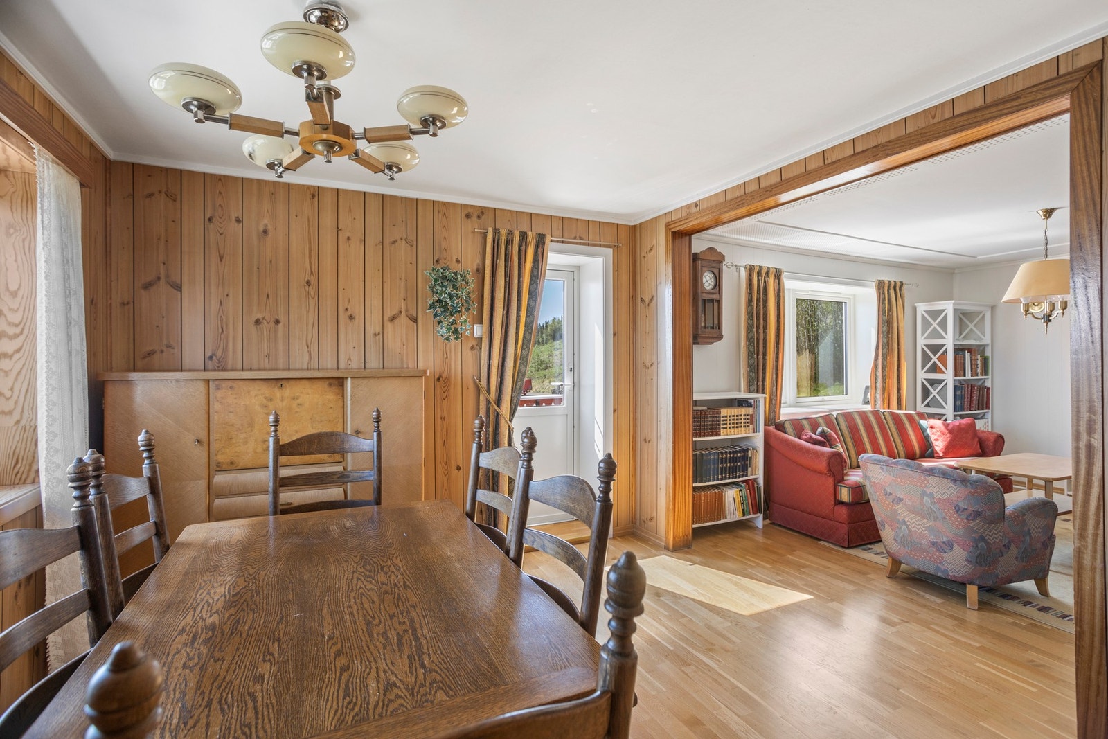 Det er god plass for både romslig spisegruppe og sofagruppe. Galleribilde