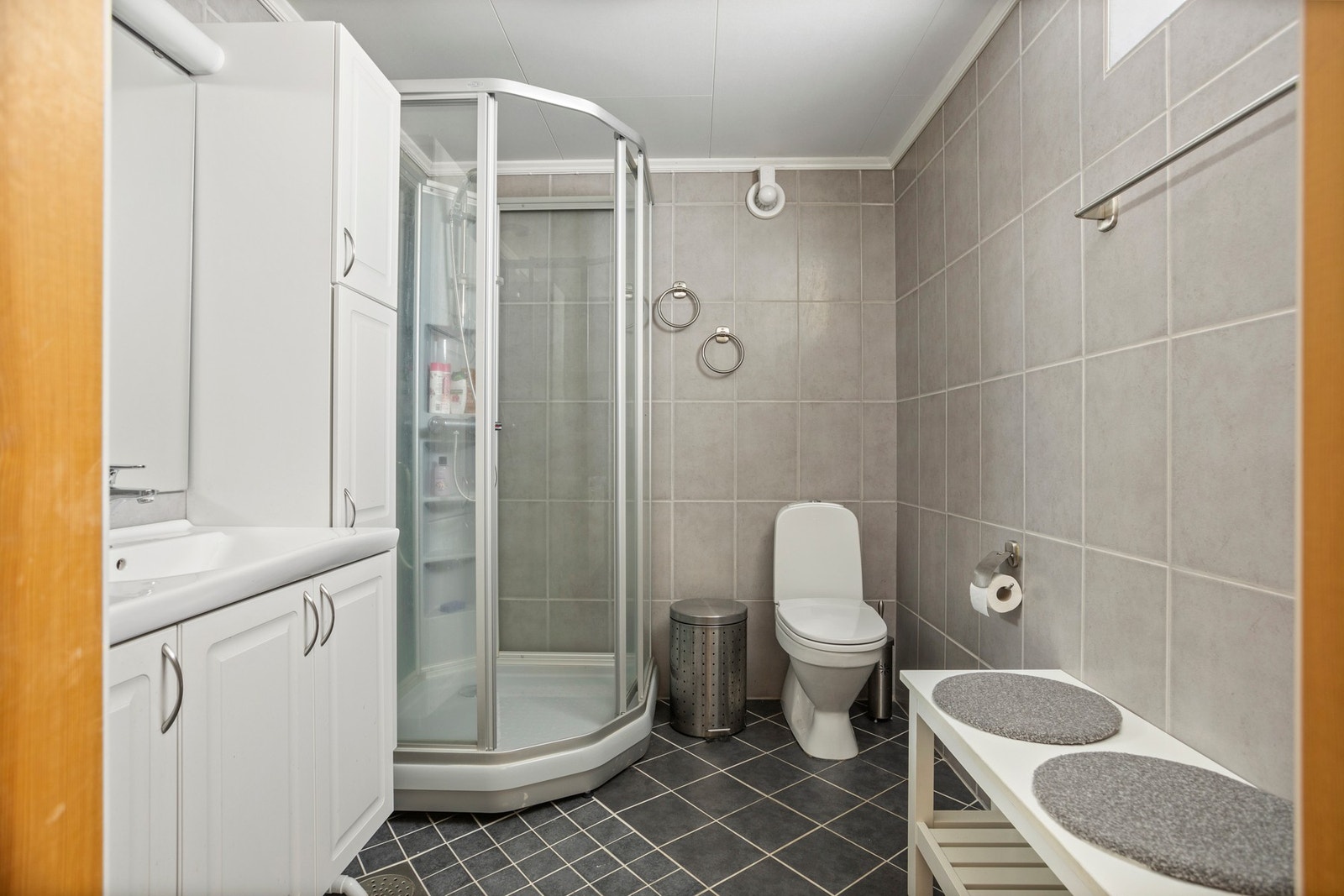 Bad - 4,5 kvm. Renovert i 2009. Flislagte overflater med varme i gulv. Galleribilde