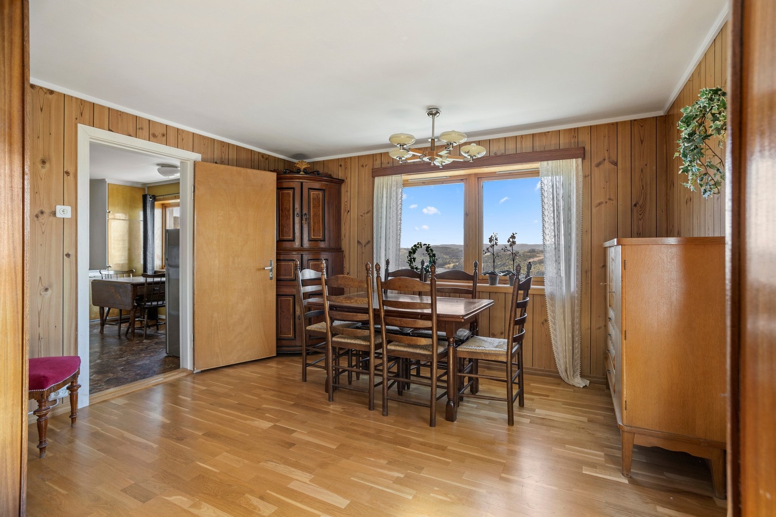 I tilknytning til spisebordet er det adkomst til kjøkken Galleribilde