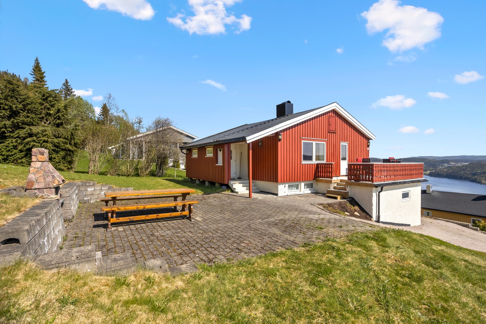 Trivelig inngangsparti med steinlagt område. Galleribilde