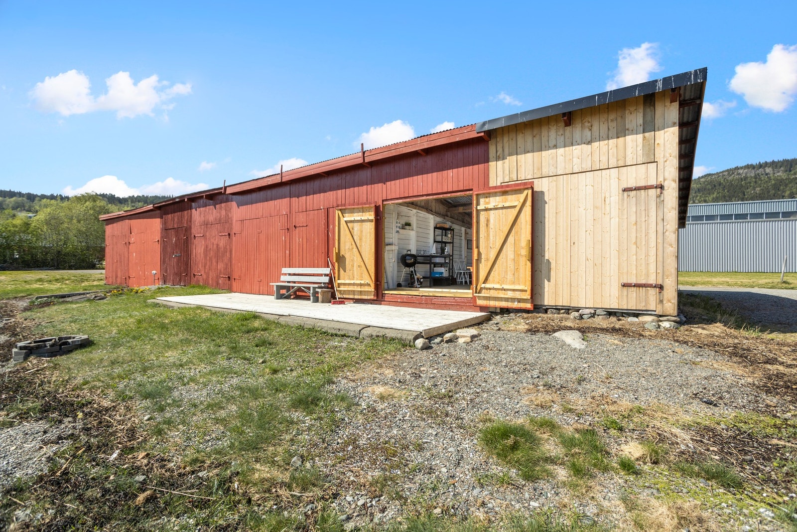 Ved kjøp av eiendommen medfølger en opsjon på å kjøpe et velholdt naust i Øra Rekkenaustforening for kr 65.000. Galleribilde