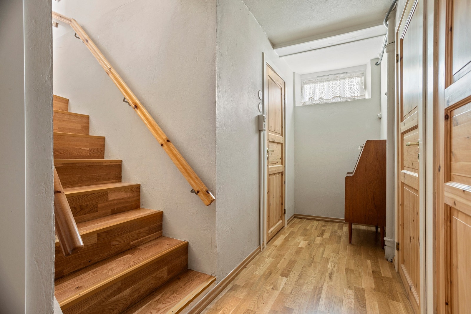 Trapp ned til sokkeletasje. Gang - 7,5 kvm. Galleribilde