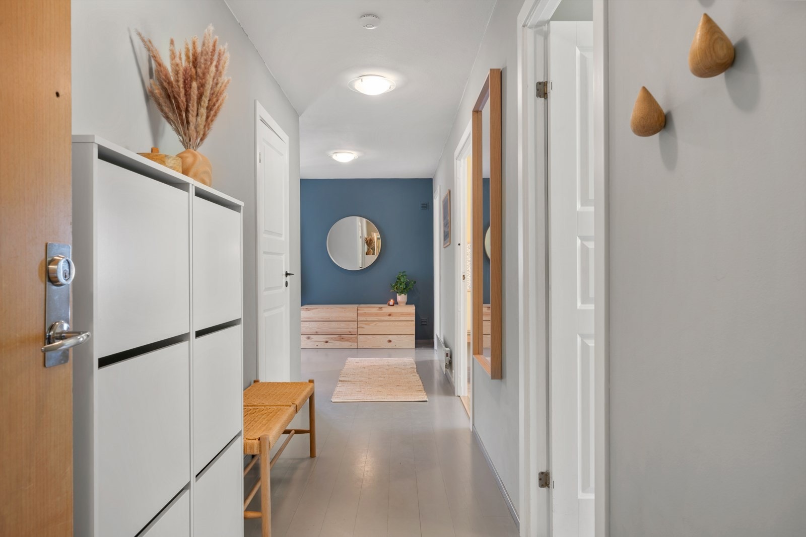- Her har du rikelig med plass til å henge fra deg yttertøy - Galleribilde