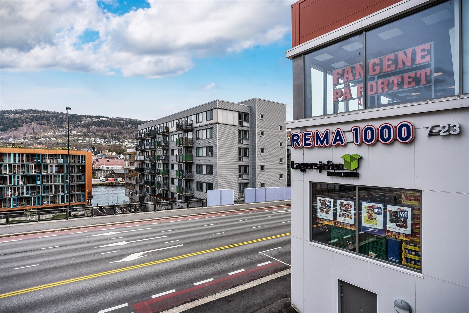 - Like ved leiligheten finner du blant annet Rema 1000 og Fangene på fortet - Galleribilde