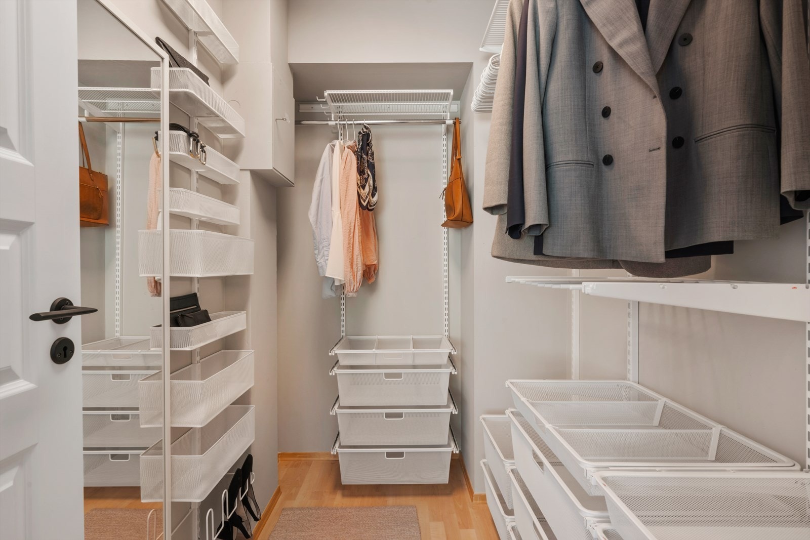 - Walk-in closet er en stor drøm for mange! Et helt rom kun for garderoben, godt organisert i hyller og skuffer - Galleribilde