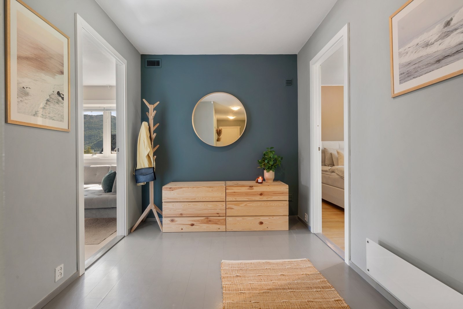 - Velkommen inn i en lys og innbydende entré/gang - Galleribilde