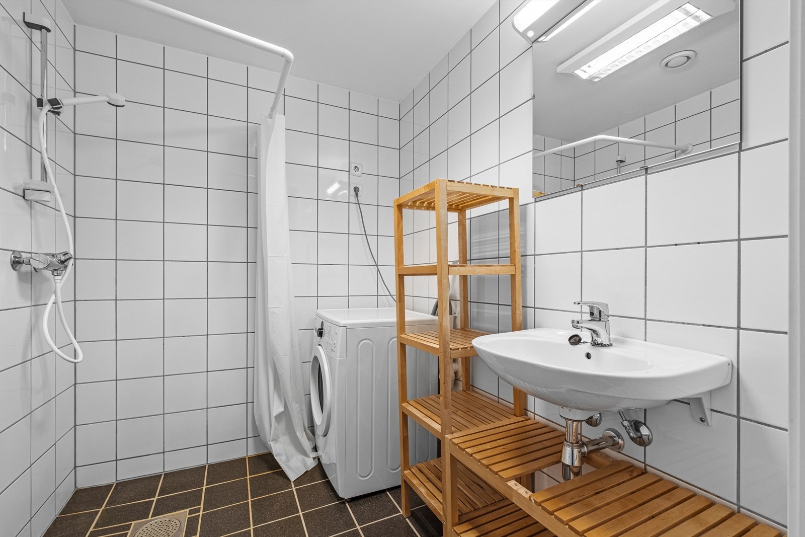 Badet er på x m² og er flislagt på gulv og vegger, samt varmekabler i gulvet. Galleribilde