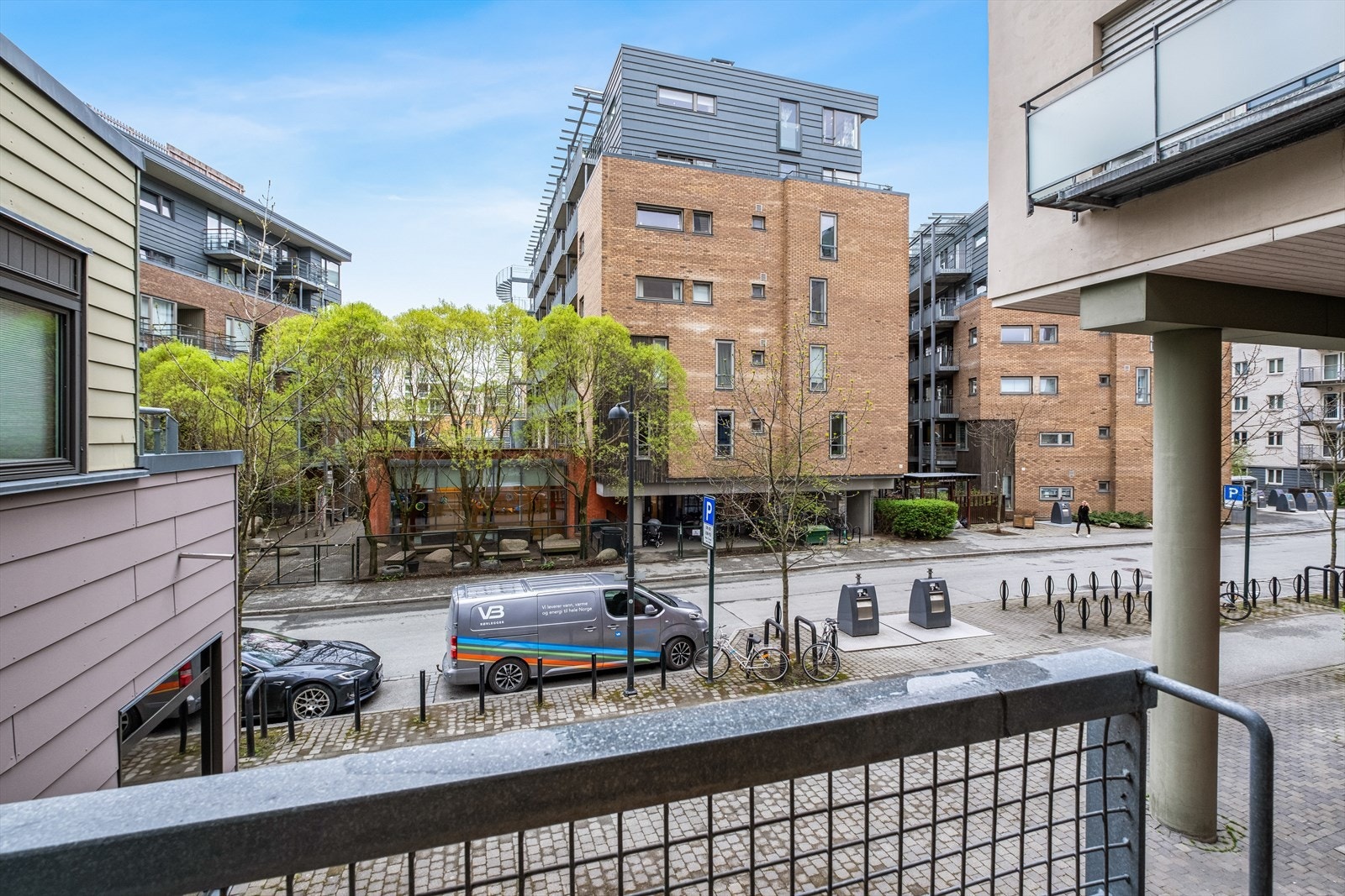 Beboerne i bygget disponerer en stor felles takterrasse, som ligger i etasjen over leiligheten. Galleribilde