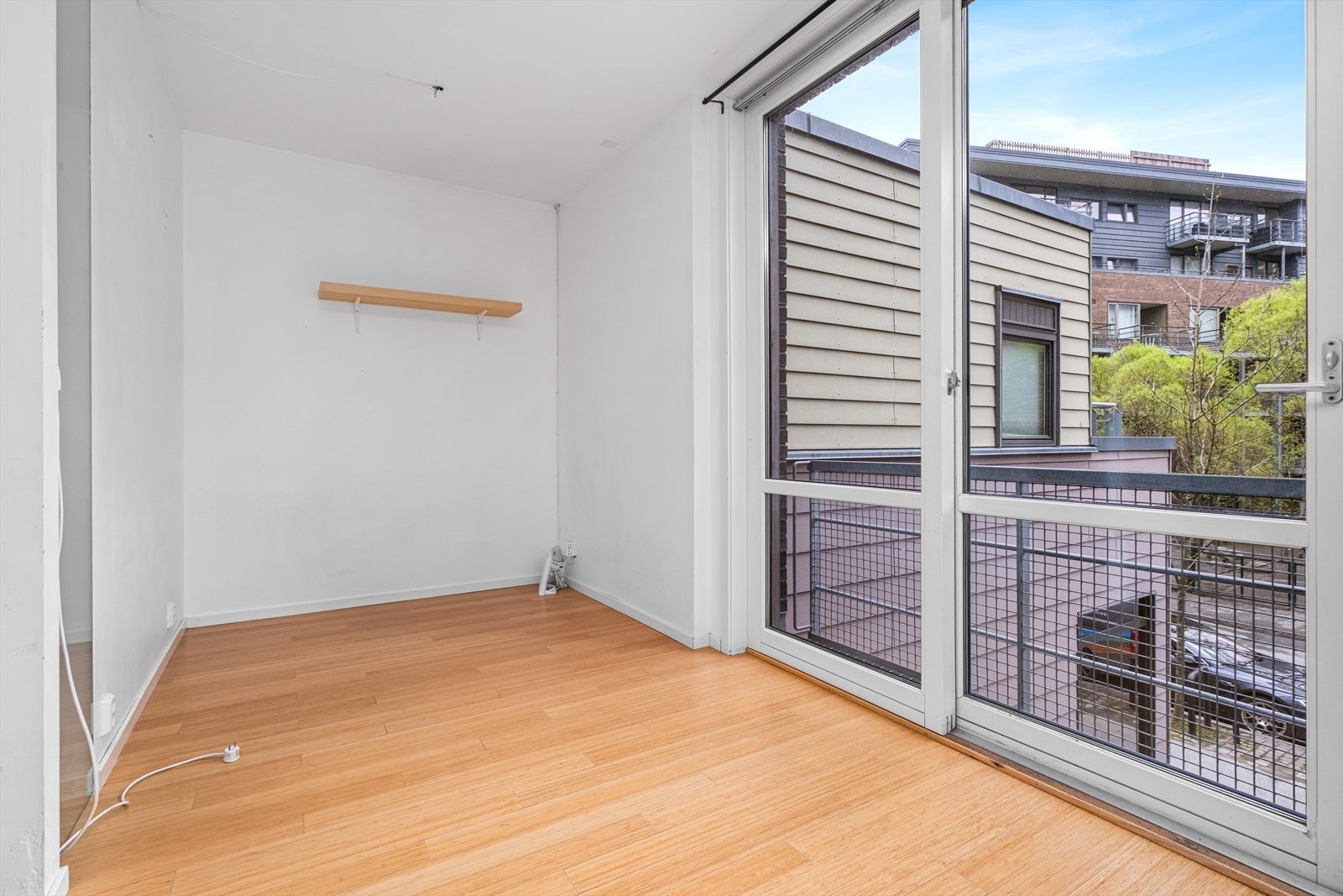 I stuen er det store vindusflater som gir godt med naturlig lys, samt en skyvedør ut til en fransk balkong. Galleribilde