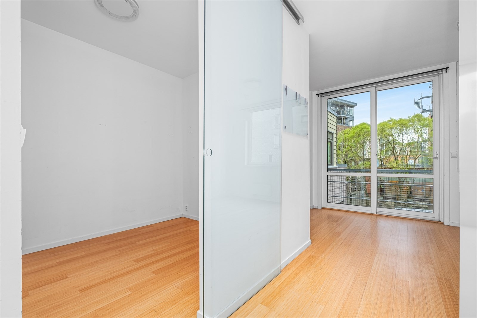 Sovealkoven er på x m², med skyvedørsløsning. Galleribilde