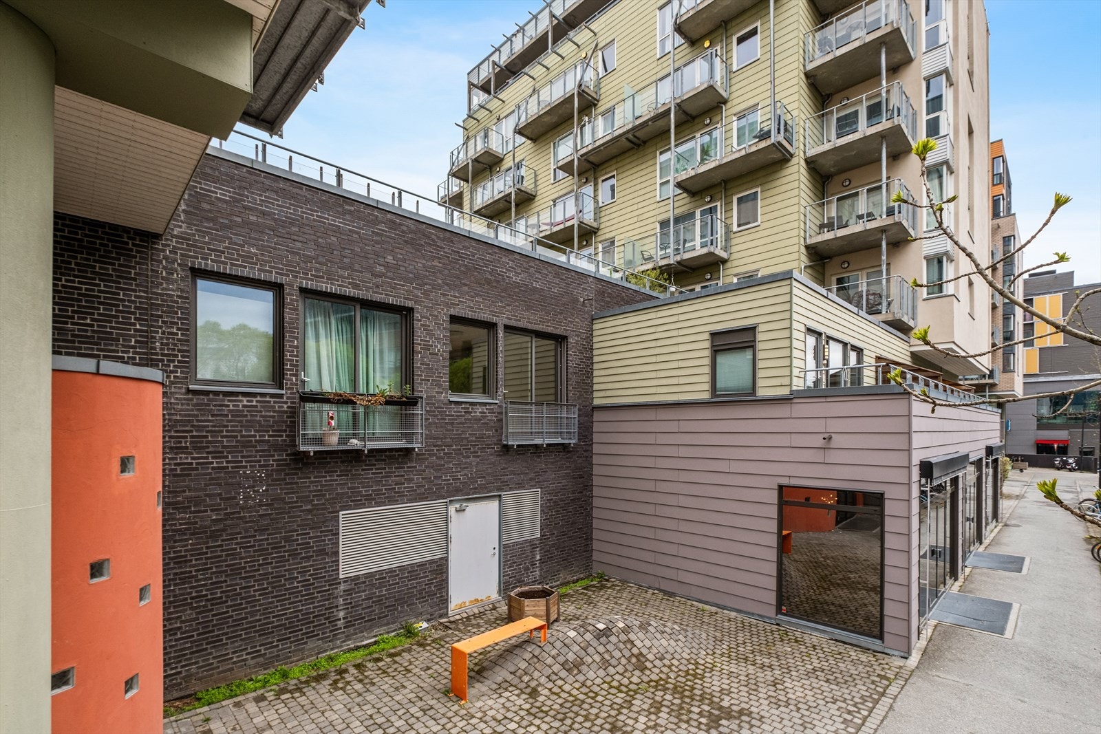 Bussholdeplassen Dyre Halses gate ligger like utenfor leiligheten, med hyppige avganger. Galleribilde