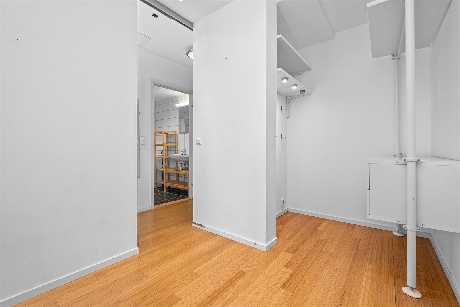 Her er det god plass til seng, og garderobeløsning. Galleribilde