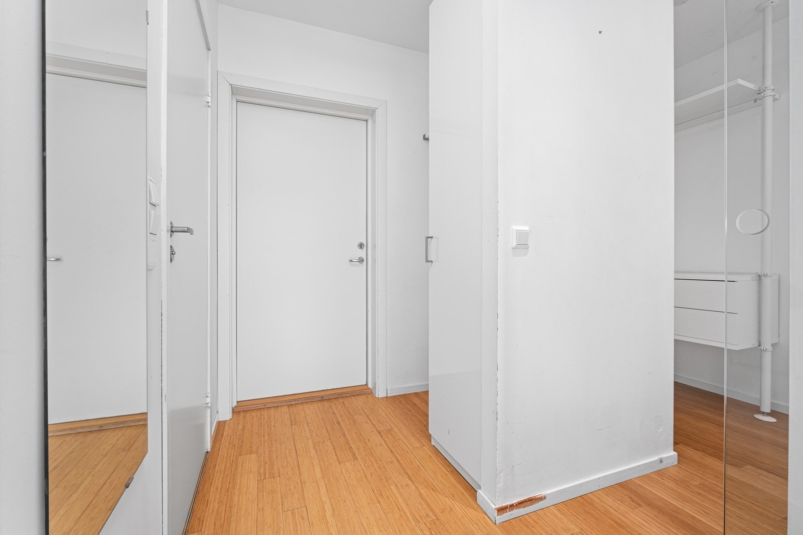 Her bor du i umiddelbar nærhet til restauranter, dagligvarehandel, treningssenter og Solsiden kjøpesenter. Galleribilde