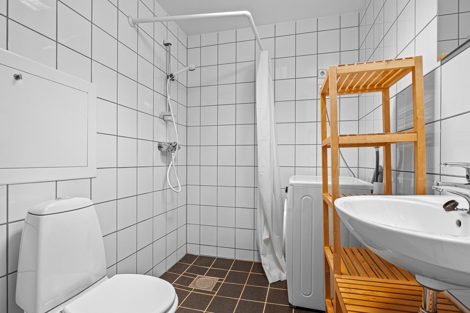 Badet er utstyrt med WC, dusj og servant, samt opplegg for oppvaskmaskin. Galleribilde