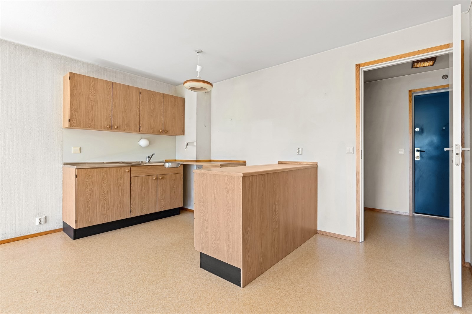 Kjøkkeninnredning er original fra byggeår og fremstår med finerte fronter og laminert benkeplate. Galleribilde