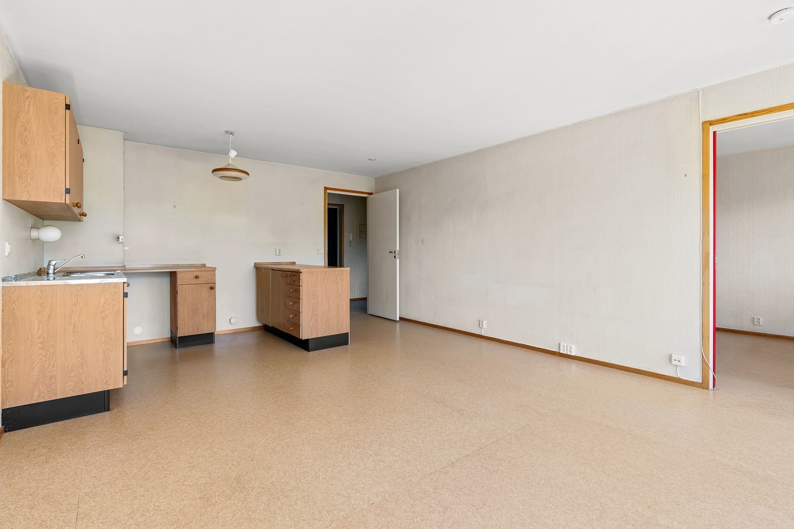 Det gjøres oppmerksom på at kjøkkenet slik det fremstår idag er av eldre dato, og mangler bruksfunksjoner/løsninger som er forventbart på et kjøkken. Galleribilde