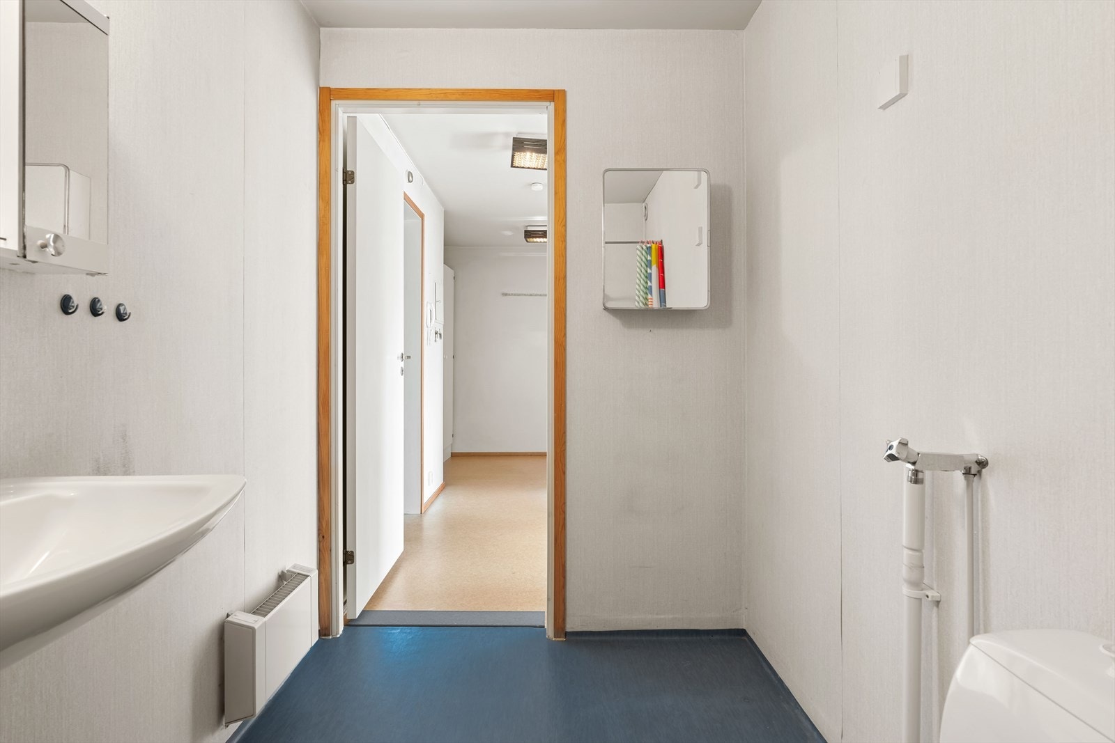 Badet fremstår videre med belegg på gulv og våtromstapet på vegger. Våtrommet på oppgraderes for å tåle normal bruk etter dagens krav. Galleribilde