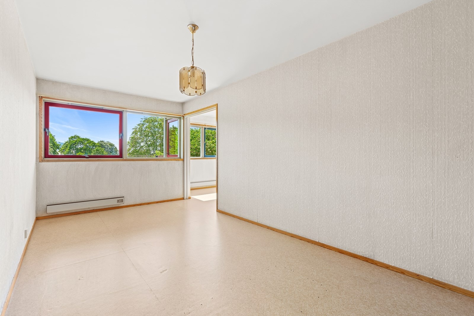 Stort og luftig soverom med god plass til dobbeltseng, nattbord og øvrig møblement. Galleribilde