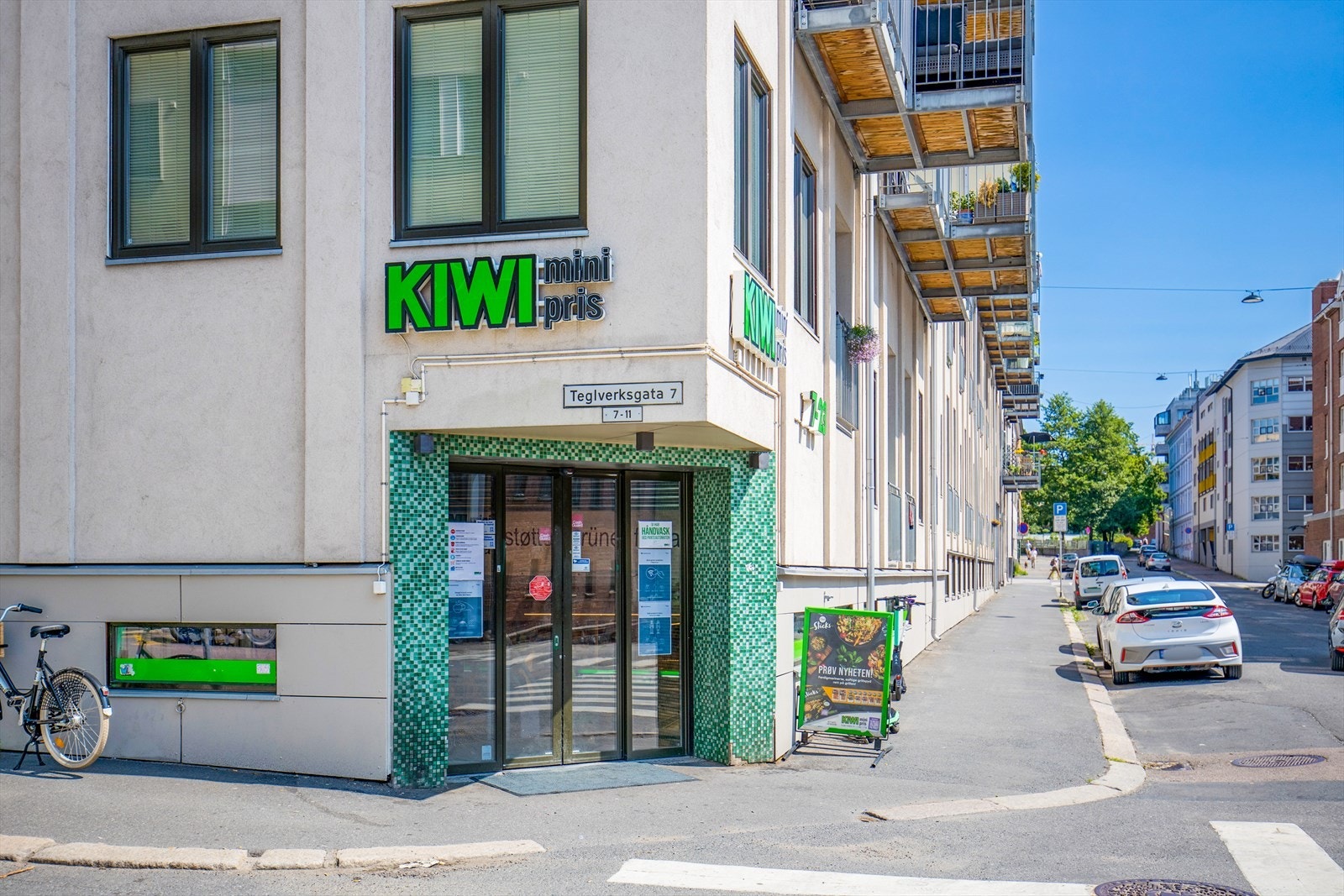 Dagligvarehandelen kan bl.a gjøres på KIWI, kun 2 minutters gåavstand fra boligen. Galleribilde