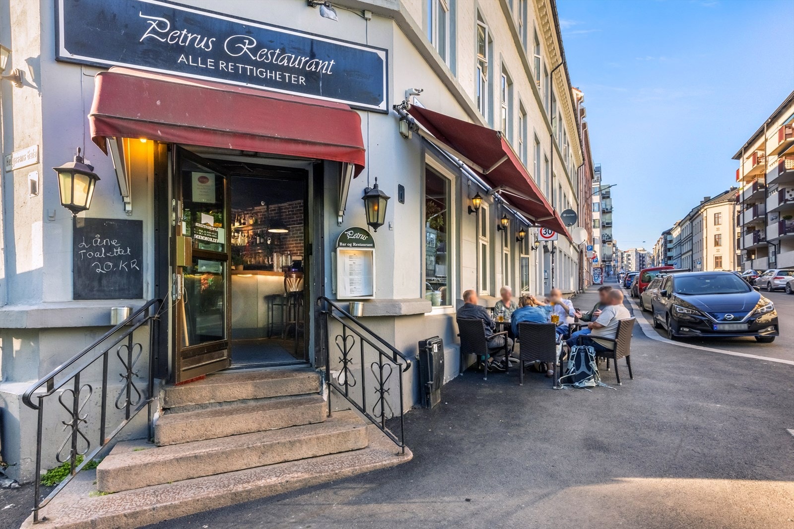 Petrus Bar & Restaurant er en hyggelig nabolagspub med koselig atmosfære og god mat. Galleribilde