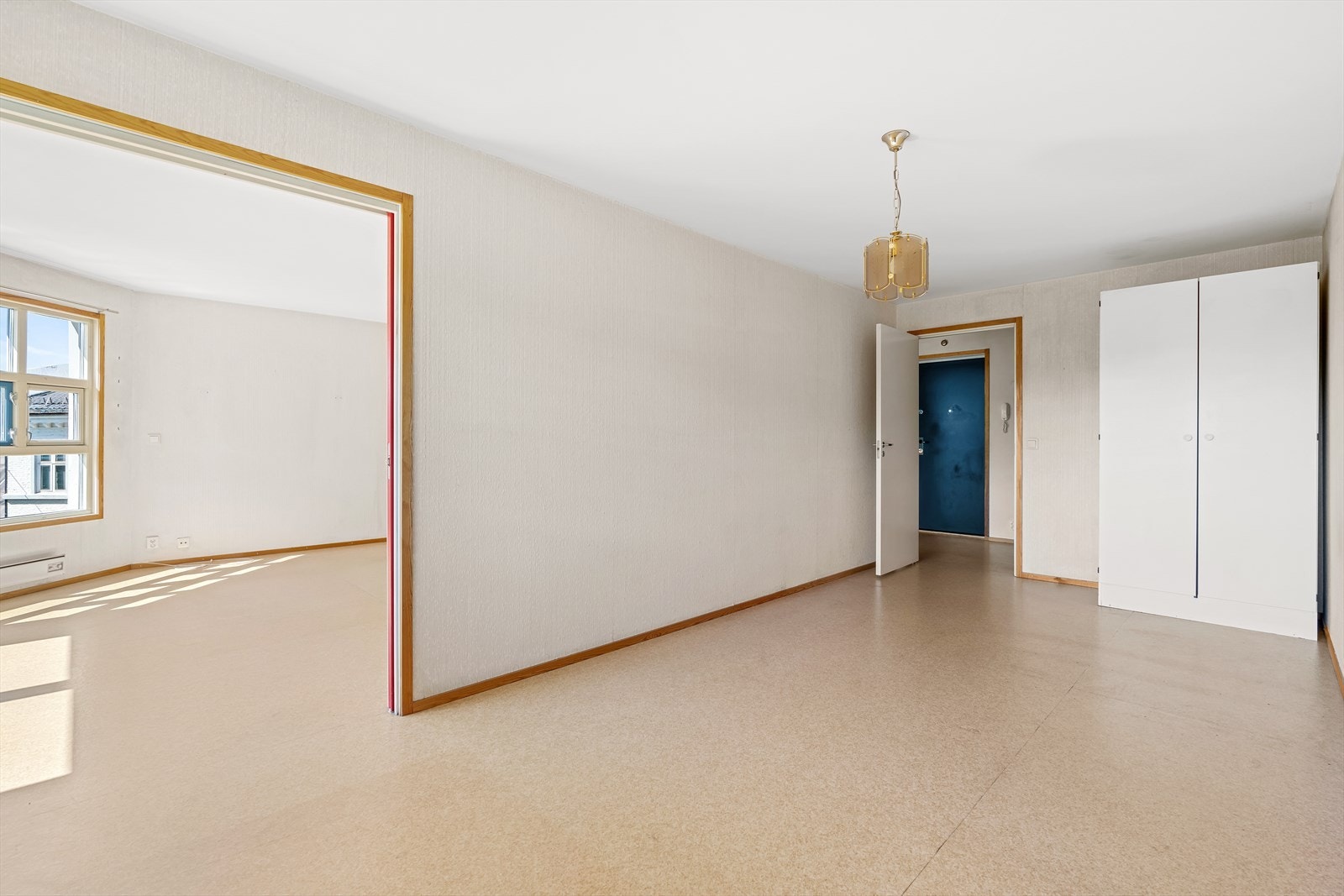 For de som er spesielt interesserte, finnes det gode muligheter for å sette opp en lettvegg som deler rommet i to. Med allerede to innganger til soverommet, får du plutselig to funksjonelle rom til disposisjon Galleribilde