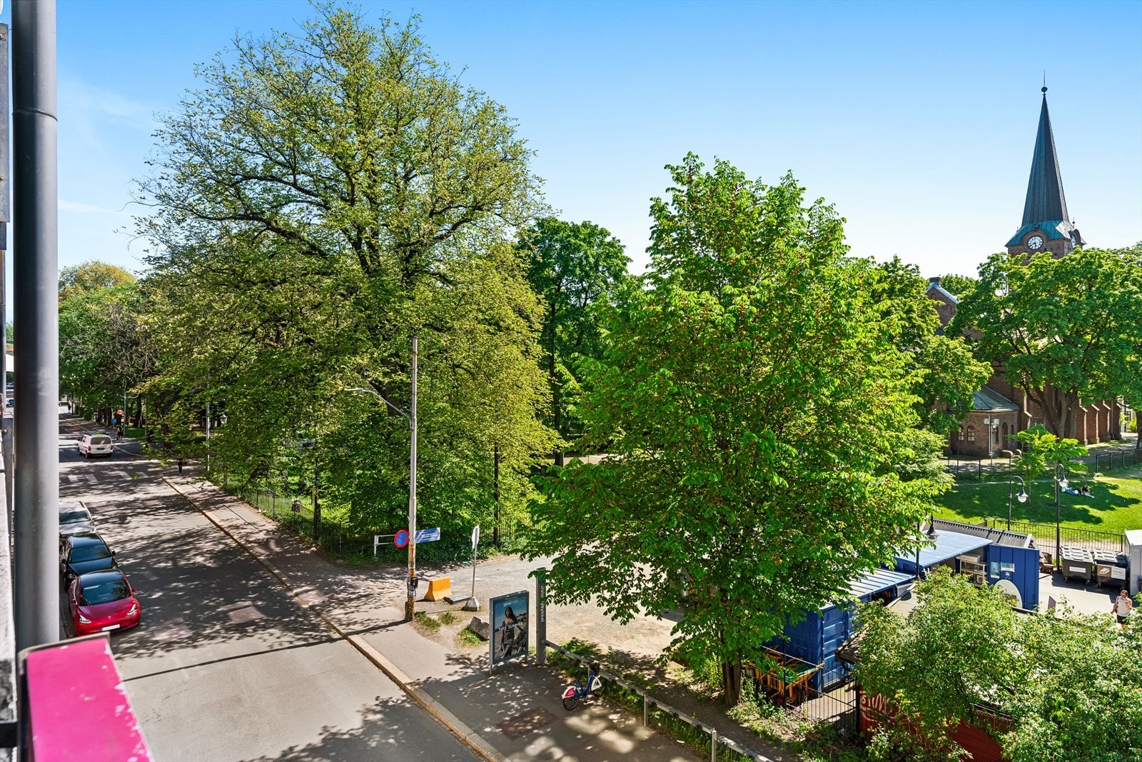 På sommerhalvåret høres yrende folkeliv fra Sofienbergparken, omringet av frodige trær og flotte grøntarealer. Galleribilde