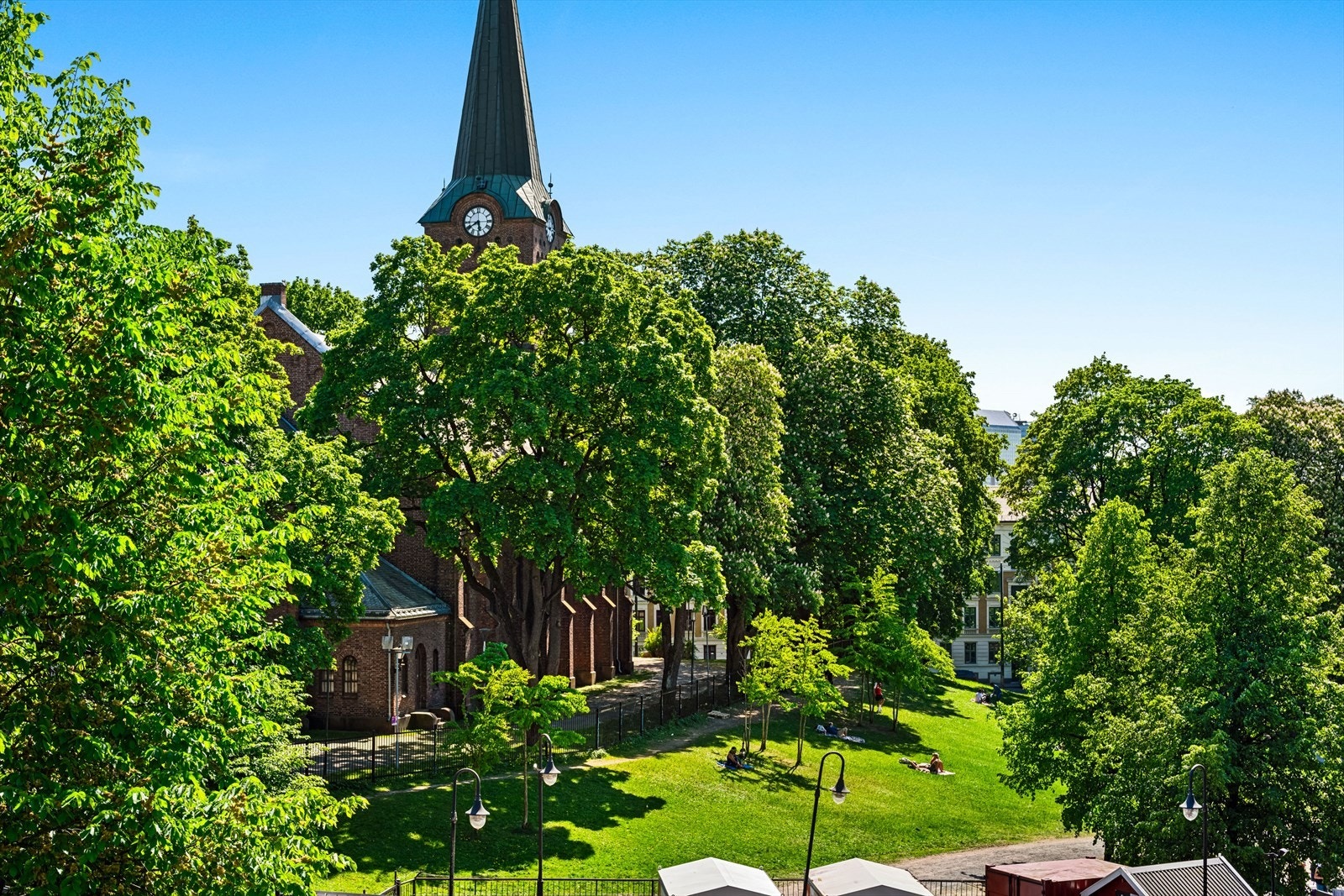 I tredje etasje befinner du deg høyt og fritt - helt uten sjenerende innsyn! Galleribilde