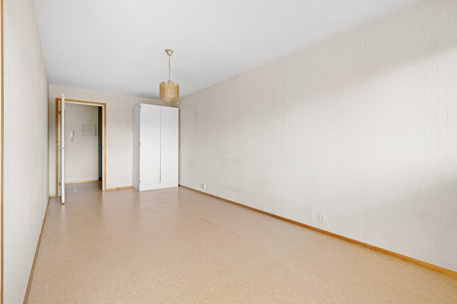 I en naturlig del av rommet står det i dag et praktisk garderobeskap med ellers fin plass til klær og diverse tilbehør. Galleribilde