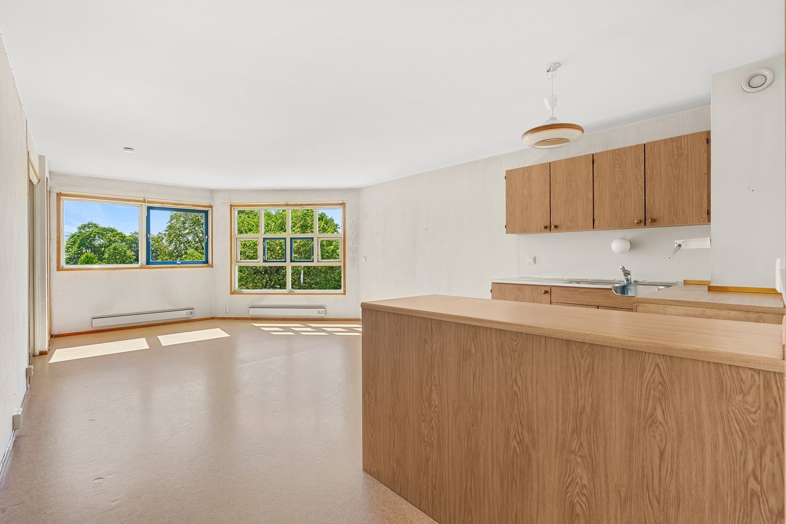 Stuen ligger ellers i en åpen løsning til kjøkkenet, som gjør dette oppholdsrommet til en meget sosial og hyggelig sone. Galleribilde