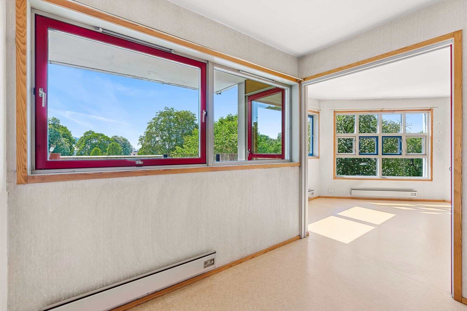 Fra vindu får du i tillegg godt med naturlig sollys som skaper en god og behagelig atmosfære inne på soveværelset. Galleribilde