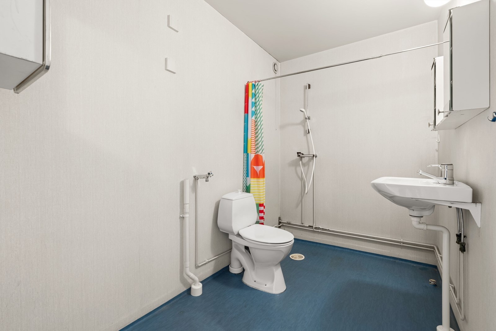 Badet er av romslig størrelse og fremstår med eldre konstruksjoner. Galleribilde