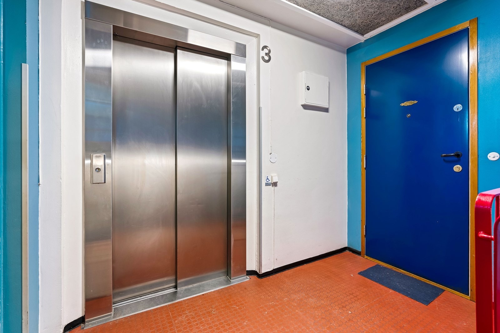 Fra hyggelige fellesarealer har du enkel heis-/trappeadkomst til leiligheten som ligger i byggets 3. etasje. Galleribilde