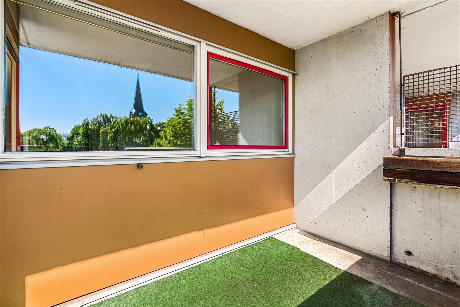 Balkongen er ellers et flott oppholdssted store deler av året og garanterer hyggelige stunder for deg og dine. Her kommer du til å trives! Galleribilde