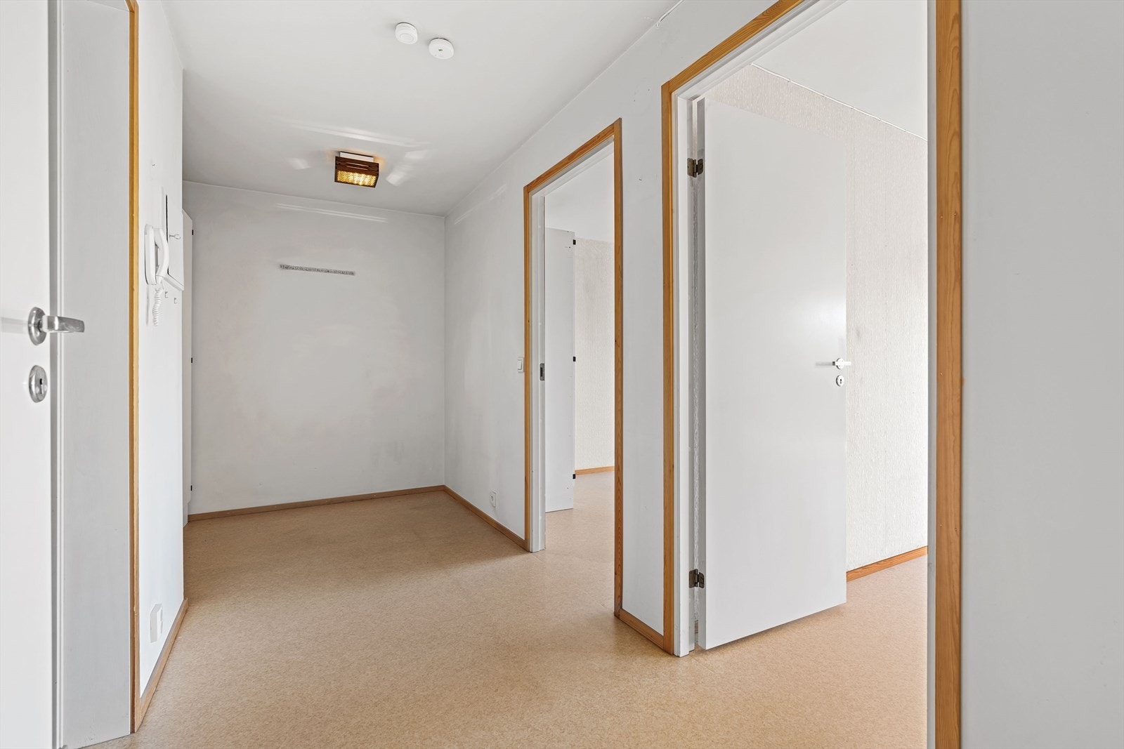 Velkommen inn! Entréen er av god størrelse med fin plass til ulike løsninger for avheng av yttertøy og sko. Galleribilde