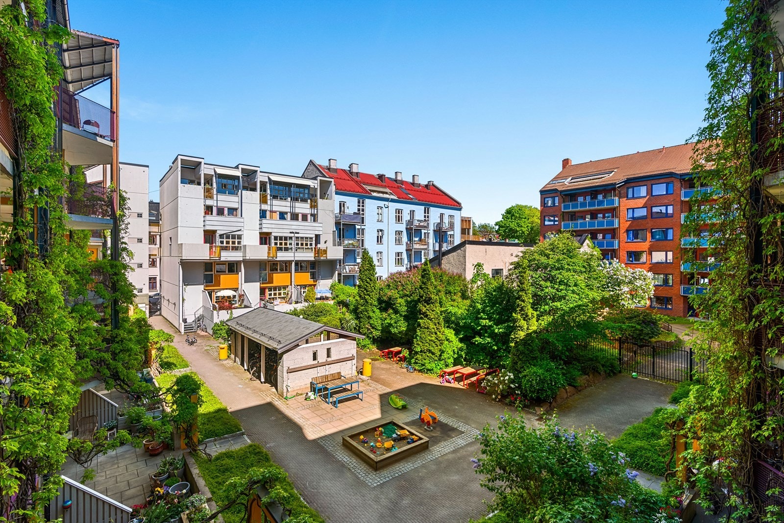 Indre gårdsrom er pent opparbeidet med sittegrupper, lekeplass for de minste, samt variert beplanting. Galleribilde