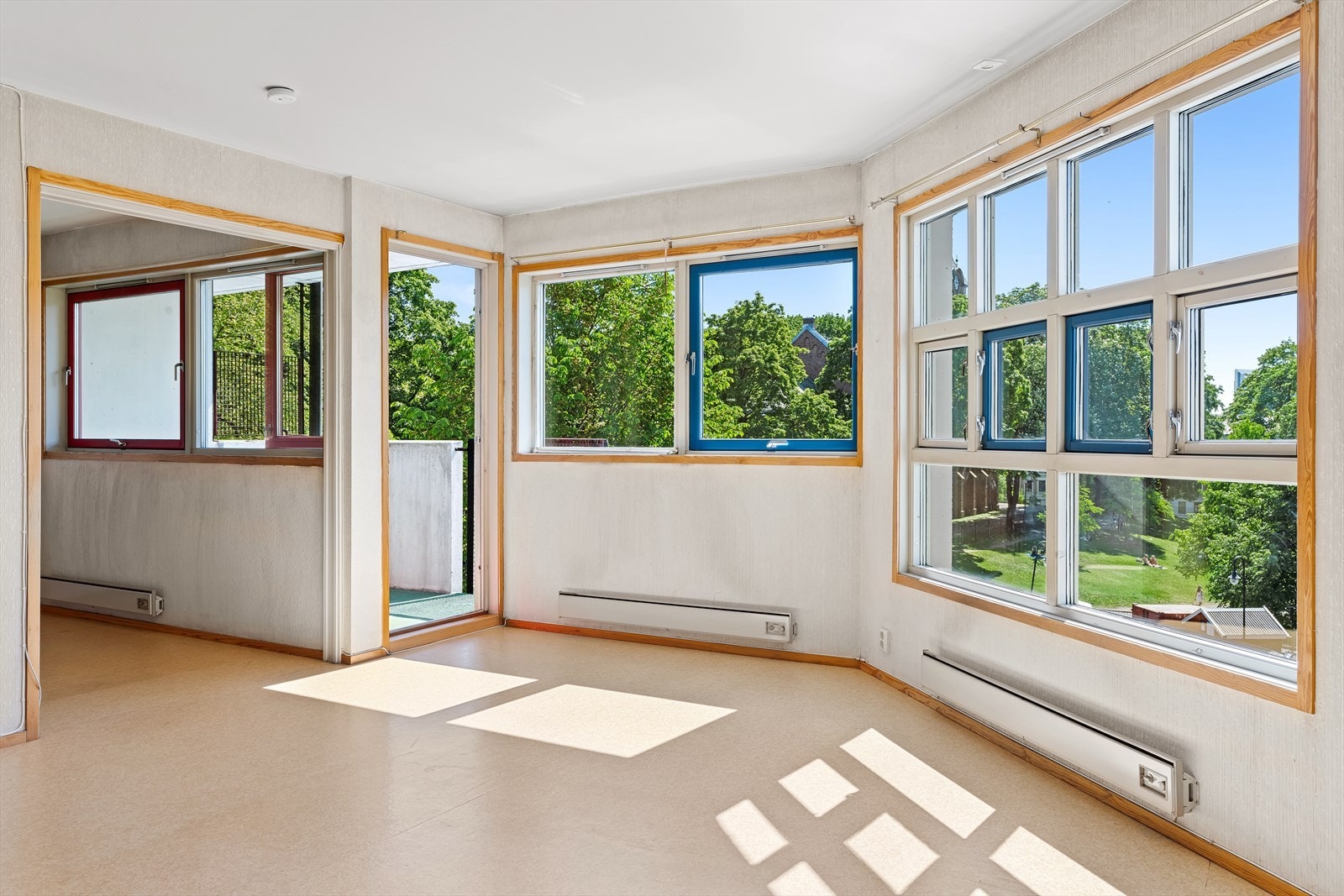 Store vindusflater og utgang til balkong sørger for gode innvendige lysforhold og en luftig romfølelse. Galleribilde